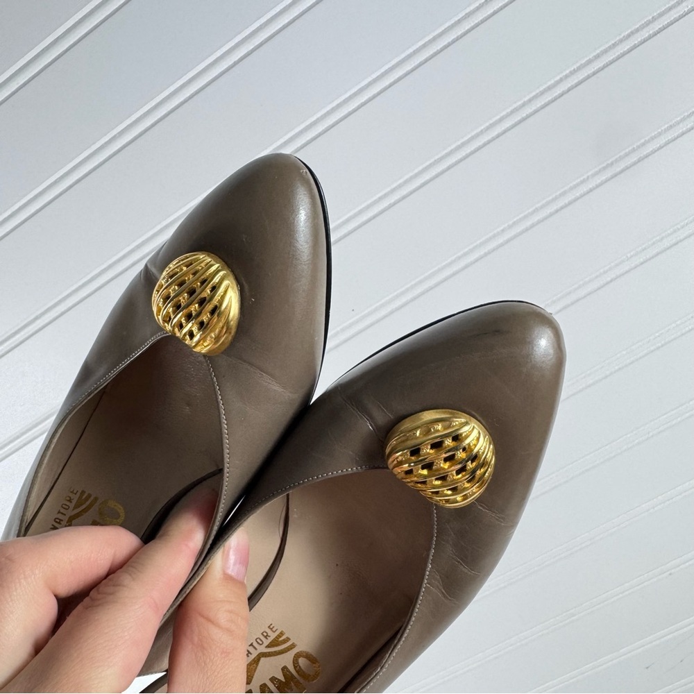 Salvatore Ferragamo VINTAGE Slingback Pumps, Taupe, Size 5.5B - Picture 7 of 13